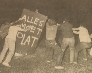 Alles Moet Plat - Een foto van de IJzeren Pylonen die worden omgetrokken